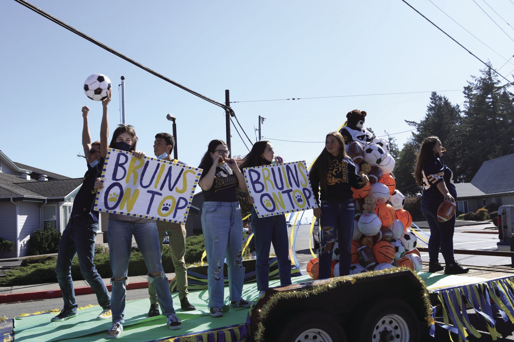 Brookings Harbor H.S. Student Athlete's cheer during noise parade.jpg